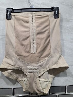 High-Waist Shaping Shorts in Beige – Postpartum Tummy Support.